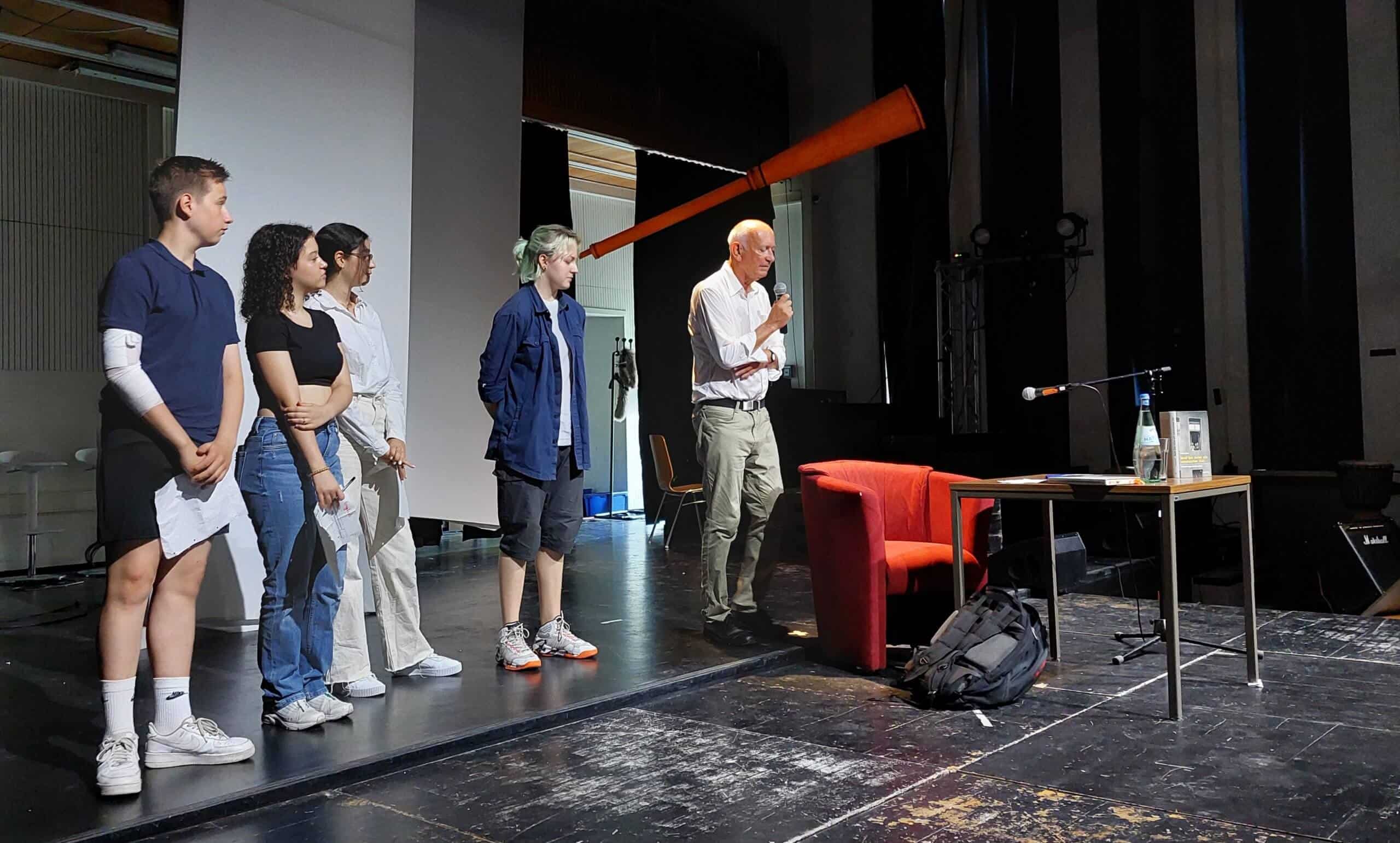 Lesung für den 9. Jahrgang: Andreas Lorenz besucht das Willi-Graf-Gymnasium und liest aus seinem Buch „Nach dem Osten mit unbekanntem Ziel – Großvater Hugo, eine Spurensuche“