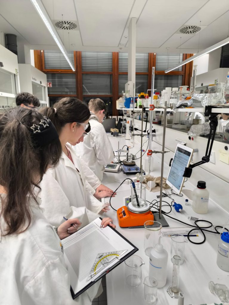 Umwelt-Mystery: Chemie-LK (Q3) untersucht simulierte Umwelt-Katastrophe