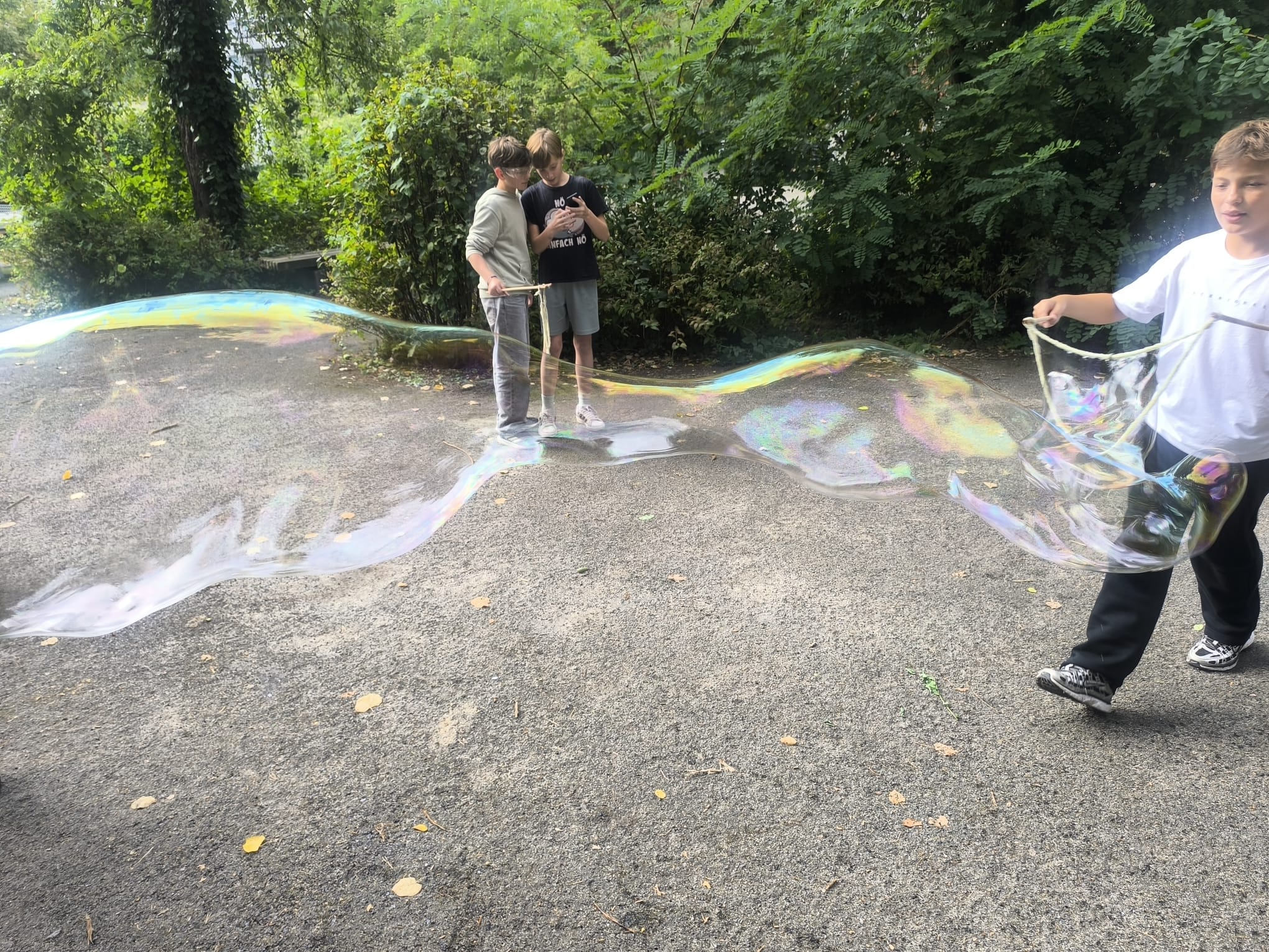 Erster MINT-AG-Workshop des Schuljahres: Spaß mit Seifenblasen