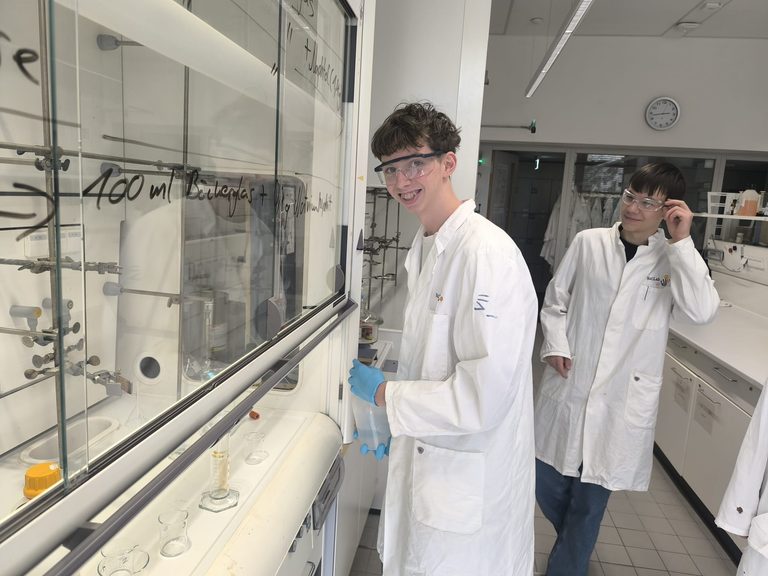 P-10-Kurs Chemie mit tollen Eindrücken aus dem Natlab